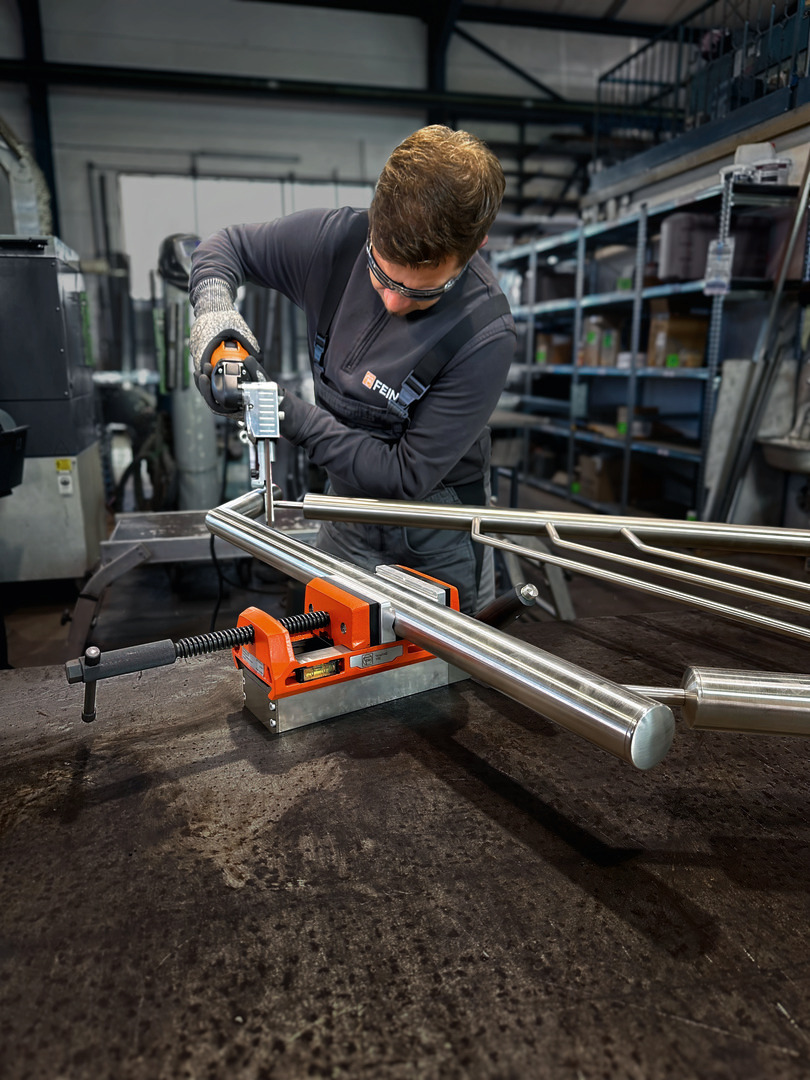 Fein Magnetschraubstock mit Backenbreite von 100 mm ||FEIN VersaMAG Schraubstock Set inklusive Schutzbacken aus Aluminium