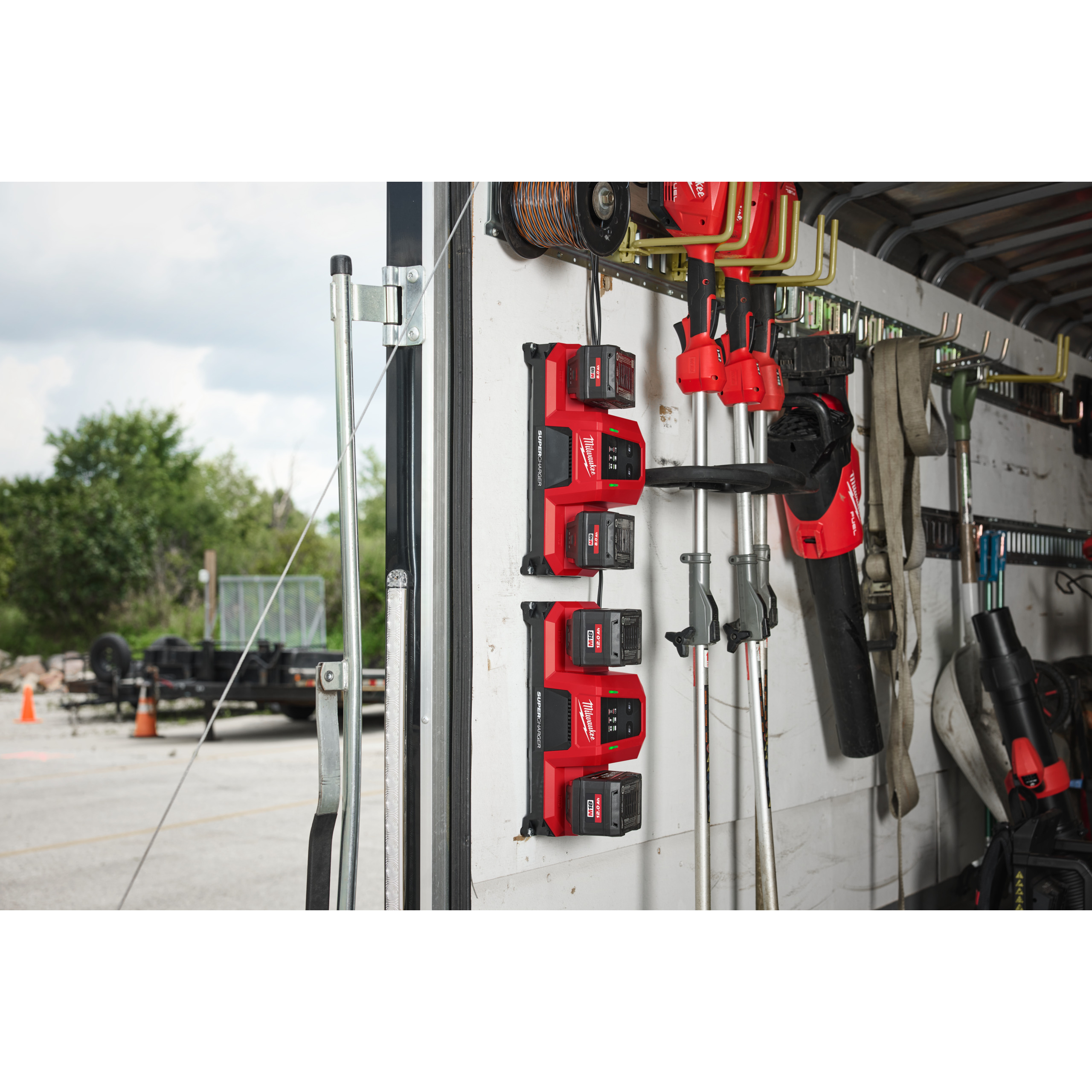 Milwaukee M18MDBSC Mobiles Akku-Ladegerät
