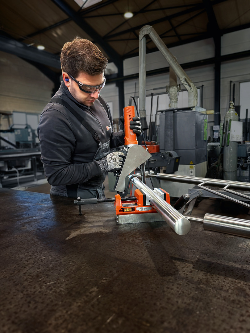 Fein Magnetschraubstock mit Backenbreite von 100 mm ||FEIN VersaMAG Schraubstock Set inklusive Schutzbacken aus Aluminium