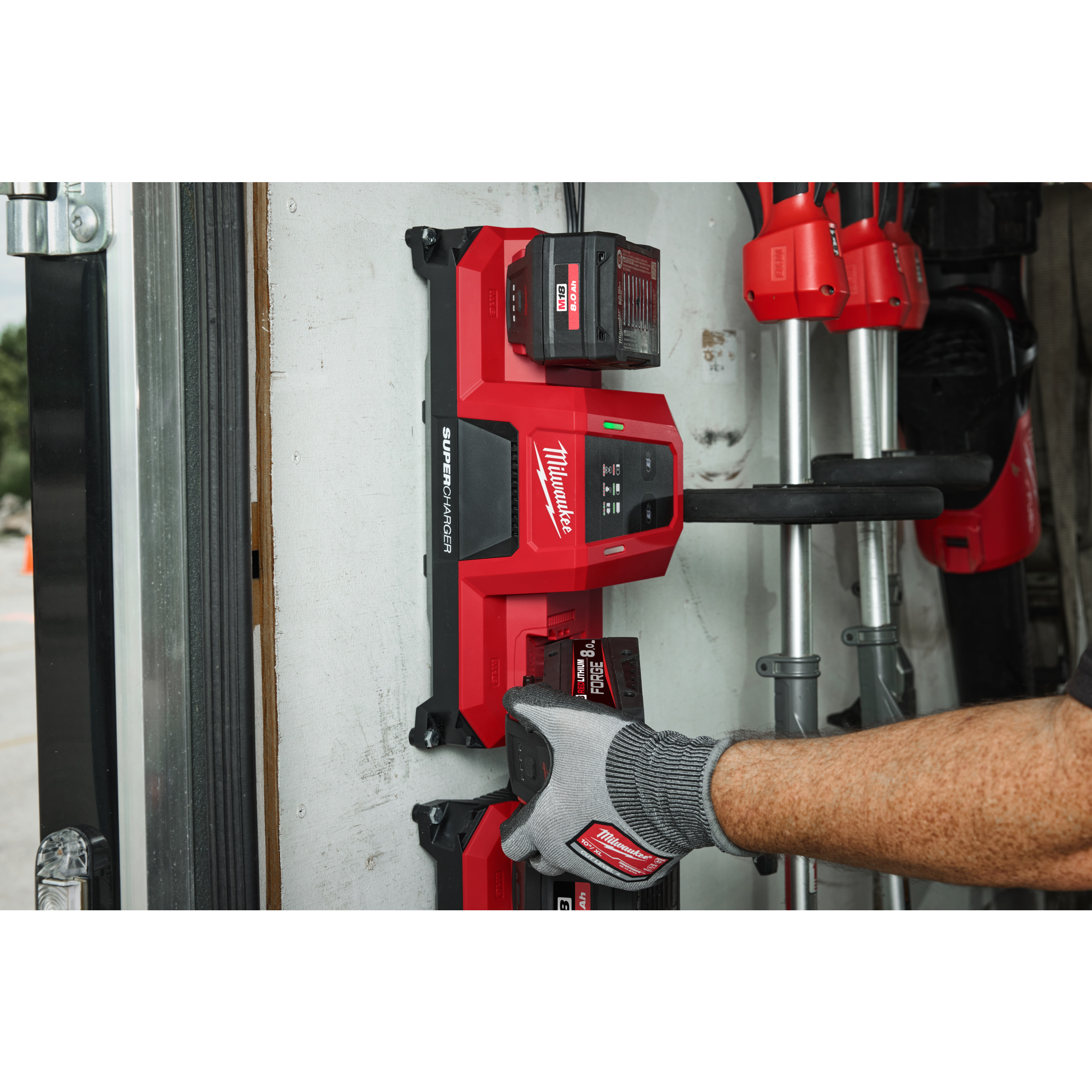 Milwaukee M18MDBSC Mobiles Akku-Ladegerät