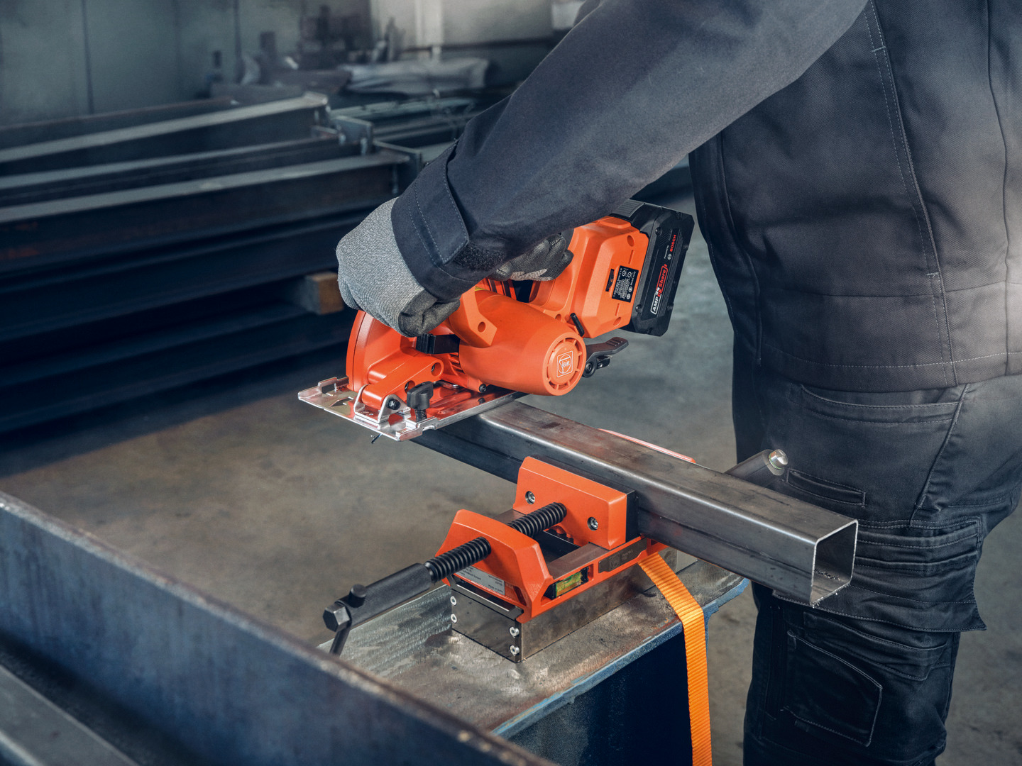 Fein Kompakte Akku-Handkreissäge für Metall||F-IRON Cut 57 AS Set 2 x 8 Ah