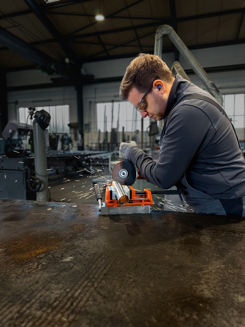 Fein Magnetschraubstock mit Backenbreite von 100 mm ||FEIN VersaMAG Schraubstock Set inklusive Schutzbacken aus Aluminium
