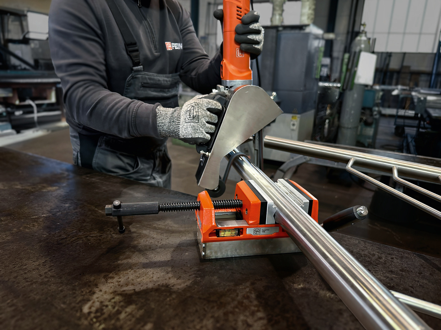 Fein Magnetschraubstock mit Backenbreite von 100 mm ||FEIN VersaMAG Schraubstock Set inklusive Schutzbacken aus Aluminium