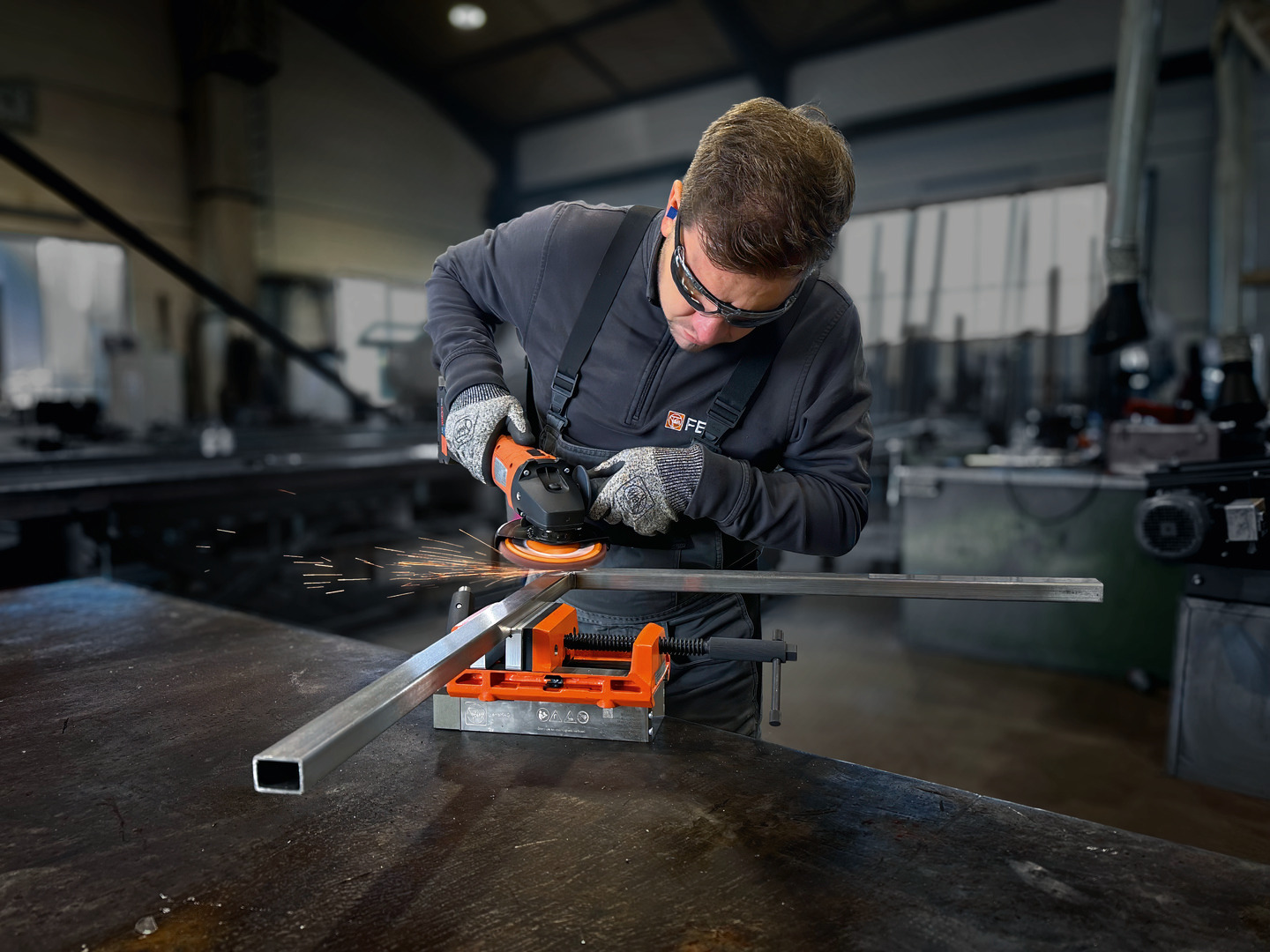 Fein Magnetschraubstock mit Backenbreite von 100 mm ||FEIN VersaMAG Schraubstock Set inklusive Schutzbacken aus Aluminium