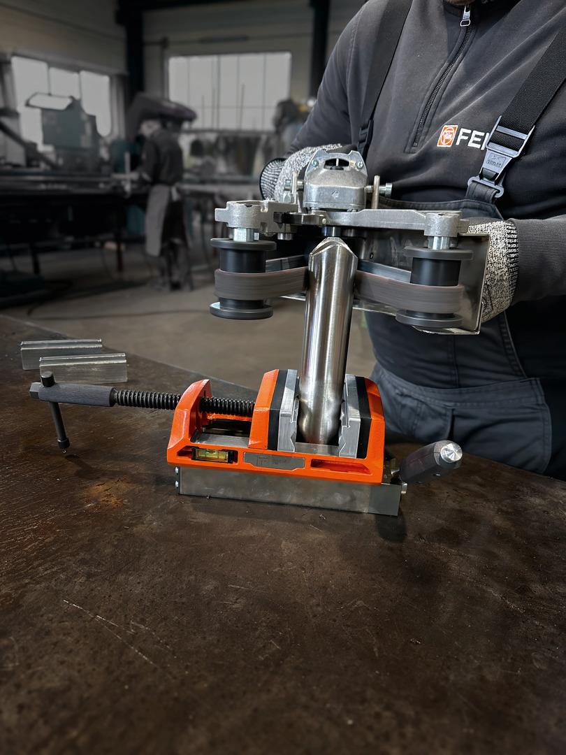 Fein Magnetschraubstock mit Backenbreite von 100 mm ||FEIN VersaMAG Schraubstock Set inklusive Schutzbacken aus Aluminium
